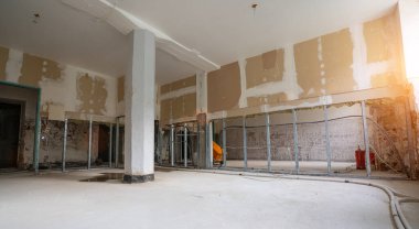 Eski bir emlak dairesinin yeniden inşası, sel hasarından sonra yenilenmeye hazır ve nazır.