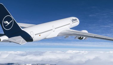 Lufthansa ticari uçağı dağların üzerinde gökyüzünde uçuyor.