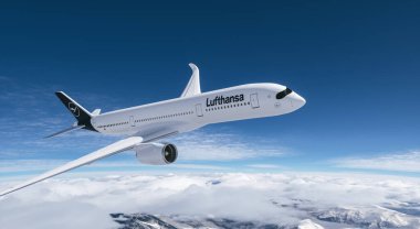 Lufthansa ticari uçağı dağların üzerinde gökyüzünde uçuyor.