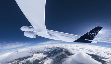 Lufthansa ticari uçağı dağların üzerinde gökyüzünde uçuyor.