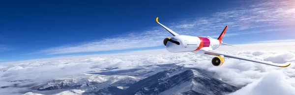 Ticari Modern Yolcu Uçağı Dağların Üzerinde Gökyüzünde Uçan Uçak — Stok fotoğraf