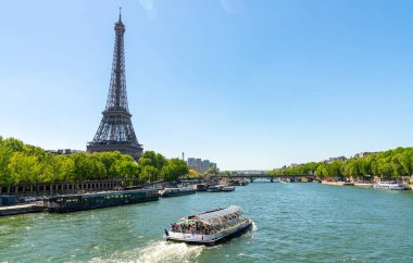 küçük paris Caddesi üzerinde ünlü paris manzaralı Eyfel Kulesi ile biraz güneş ışığı güneşli bir günde