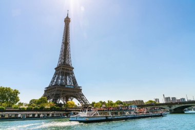 küçük paris Caddesi üzerinde ünlü paris manzaralı Eyfel Kulesi ile biraz güneş ışığı güneşli bir günde