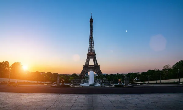 有名なパリ エッフェル塔いくつかの朝の日差しで晴れた日には青い水の中反映 — ストック写真