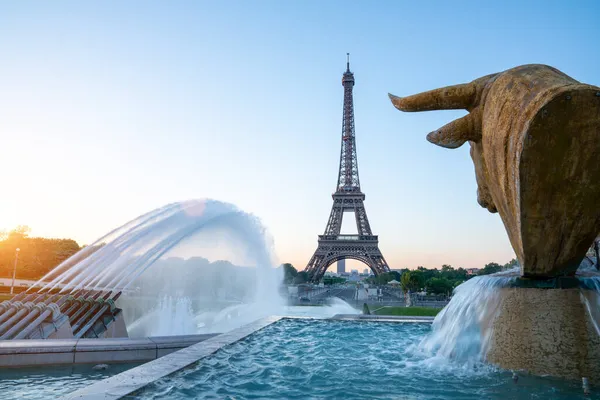 Famous Paris Eiffel Tower Sunny Day Some Morning Sunshine Reflects — Stock Photo, Image