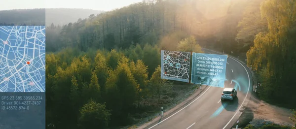 Автономний Електромобіль Їде Лісовій Автомагістралі Інформацією Про Технічний Помічник Показуючи — стокове фото
