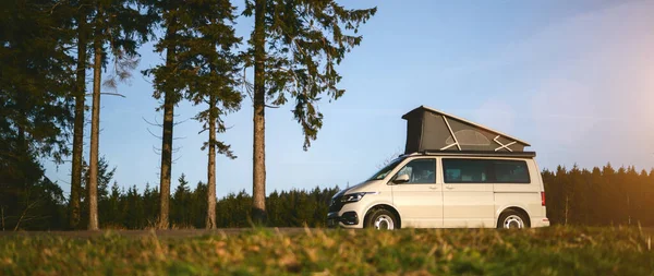 Moderner Neuer Camping Van Parkplatz Wald Schöner Authentischer Natur — Stockfoto