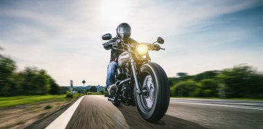 yolda motosiklet sürme. bir motosiklet tur yolculuğunda boş karayolu sürüş eğlenceli. tek tek metniniz için copyspace.