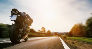 Motosiklet sürerken. Motosiklet turunda boş bir yolda araba sürerken eğleniyorum. bireysel metniniz için kopyalama alanı.