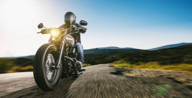 Motosiklet sürerken. Motosiklet turunda boş bir yolda araba sürerken eğleniyorum. bireysel metniniz için kopyalama alanı.