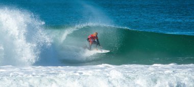 Peniche, Portekiz - 6 Mart 2022: WSL sörf yarışması meo rip curl pro. GoAT, dünya sörf şampiyonu ve boru ustası Kelly Slater 'ın 50 Şubat 2022' deki ilk yarışmasından sonra 11 kez dünya sörf şampiyonu oldu..