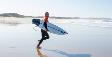 Peniche, Portekiz - 6 Mart 2022: WSL sörf yarışması meo rip curl pro. GoAT, dünya sörf şampiyonu ve boru ustası Kelly Slater 'ın 50 Şubat 2022' deki ilk yarışmasından sonra 11 kez dünya sörf şampiyonu oldu..