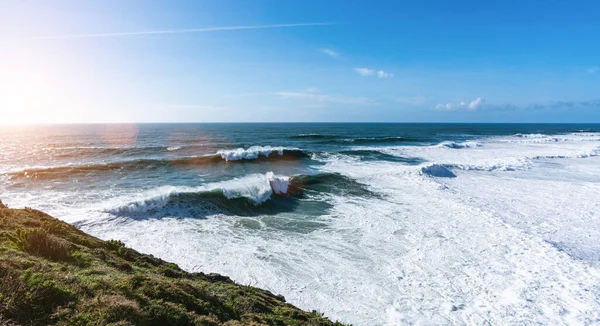 Ujęcie Gigantycznej Fali Rozbijającej Się Wybrzeżu Plaży Nazare Portugalii — Zdjęcie stockowe