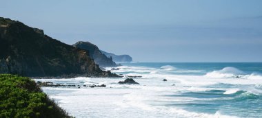Portekiz 'in Algarve Sahili' ndeki güzel yaz plajı..