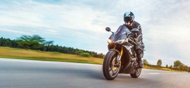 Motosiklet sürerken. Motosiklet turunda boş bir yolda araba sürerken eğleniyorum. bireysel metniniz için kopyalama alanı.