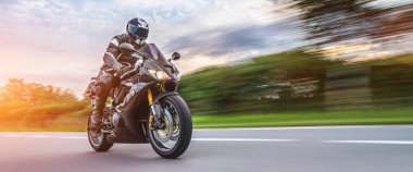Motosiklet sürerken. Motosiklet turunda boş bir yolda araba sürerken eğleniyorum. bireysel metniniz için kopyalama alanı.