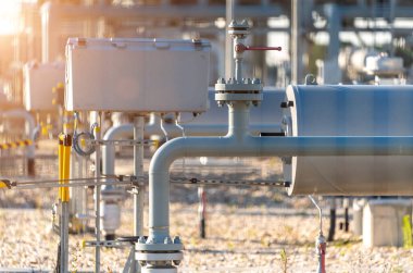 Doğal gaz istasyonundaki LNG boru hattı sistemi üzerinden..