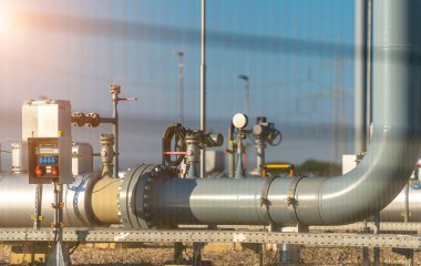 Doğal gaz istasyonundaki LNG boru hattı sistemi üzerinden..