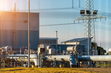 Doğal gaz istasyonundaki LNG boru hattı sistemi üzerinden..