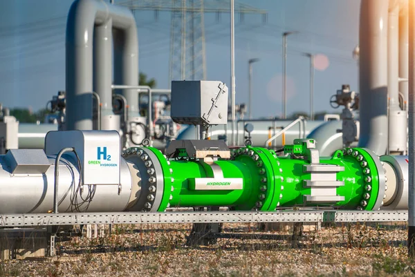 Yeşil Hidrojen yenilenebilir enerji üretim boru hattı - temiz elektrik güneş ve rüzgar türbini tesisi için yeşil hidrojen gazı. 