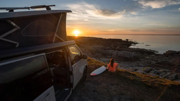 Surfergirl Sitting Her Mini Van Looking Ocean Summer Sunset Surfboard — Stockfoto