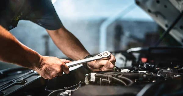 Auto Mechanic Working Car Engine Mechanics Garage Repair Service Authentic — Stockfoto