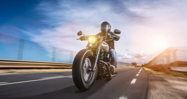 yolda motosiklet sürme. bir motosiklet tur yolculuğunda boş karayolu sürüş eğlenceli. tek tek metniniz için copyspace.