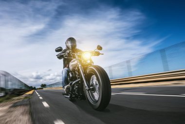 yolda motosiklet sürme. bir motosiklet tur yolculuğunda boş karayolu sürüş eğlenceli. tek tek metniniz için copyspace.