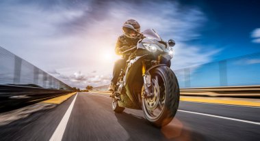 Motosiklet sürerken. Motosiklet turunda boş bir yolda araba sürerken eğleniyorum. bireysel metniniz için kopyalama alanı.