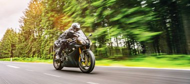 Orman yolunda motosiklet sürerken. Motosiklet turunda boş bir yolda araba sürerken eğleniyorum. bireysel metniniz için kopyalama alanı.