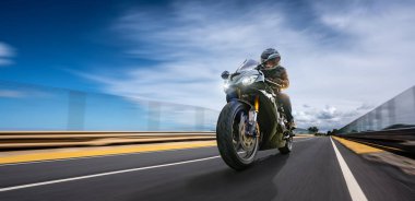 Motosiklet sürerken. Motosiklet turunda boş bir yolda araba sürerken eğleniyorum. bireysel metniniz için kopyalama alanı.