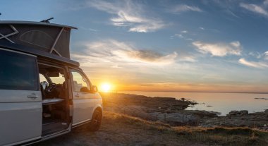 Bretagne, Fransa - 12 Temmuz 2022: Yeni 2021 Volkswagen VW Taşıyıcı Kamp Van T6.1 Kaliforniya Okyanusu 