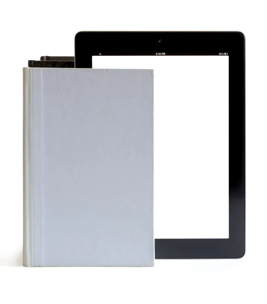Tablet-PC in den Büchern — Stockfoto