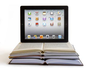 3 kitap üstünde iPad