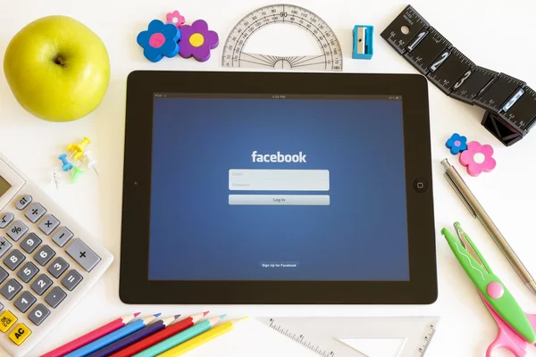 Facebook auf iPad 3 mit Schulzubehör — Stockfoto