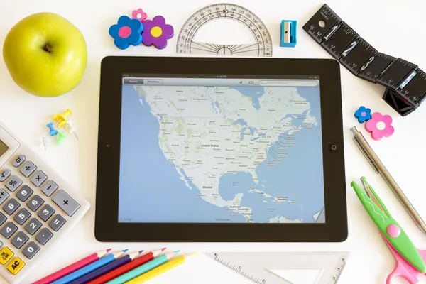 Ipad 3 with maps and school accesories — Stock Photo, Image