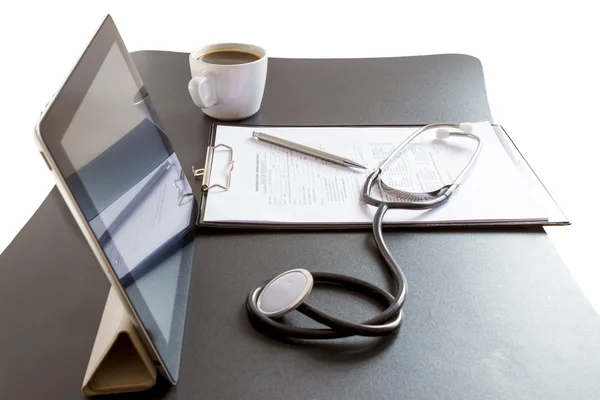 TabletPC och stetoskop på skrivbord — Stockfoto