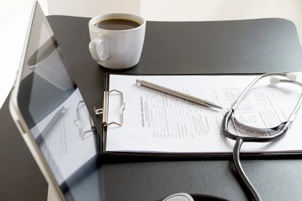 TabletPC och stetoskop på skrivbord — Stockfoto