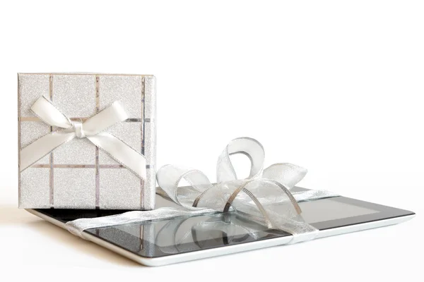 Цифровой планшет с подарком на Рождество — стоковое фото