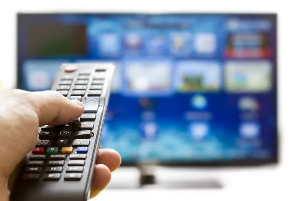 Smart tv e mão pressionando controle remoto — Fotografia de Stock