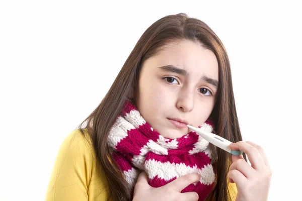 तरुण मुलगी आजारी तिचे तापमान घेऊन — स्टॉक फोटो, इमेज