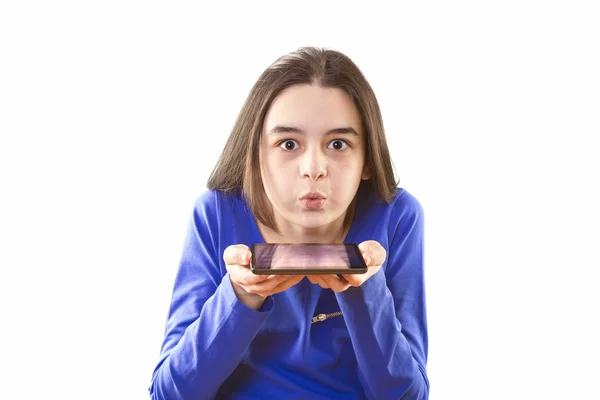 Adolescente ragazza soffiaggio app icone da tablet digitale — Foto Stock