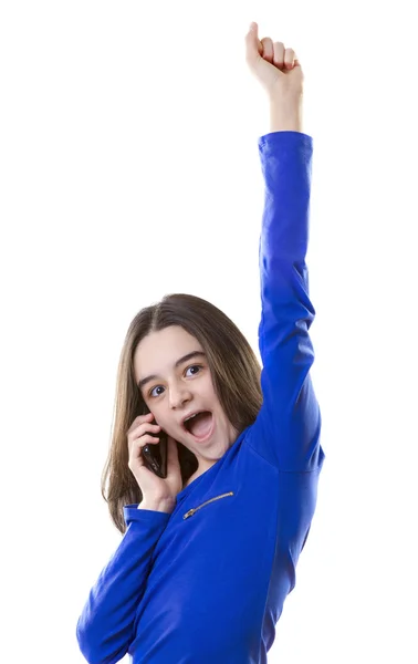 Радостная девочка-подросток разговаривает по смартфону — стоковое фото