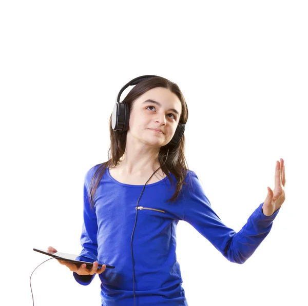 Sonriente adolescente escuchando música en una tableta digital — Foto de Stock