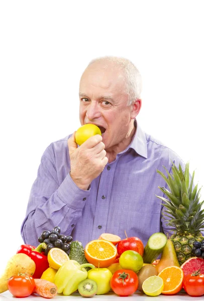 Älterer Mann isst einen grünen Apfel — Stockfoto