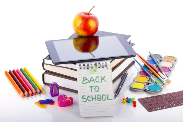 Tablet pc com escola e material de escritório . — Fotografia de Stock