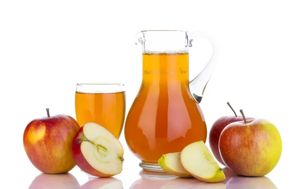 Frische rote Äpfel und Glas mit Saft — Stockfoto