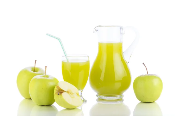 Pommes fraîches, verre avec jus et carafe — Photo