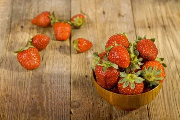 Fresh strawberries in wood bowl — Stock Photo, Image