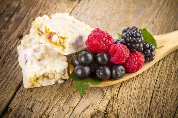 Muesli bars with fresh berries in spoon — Stock Photo, Image